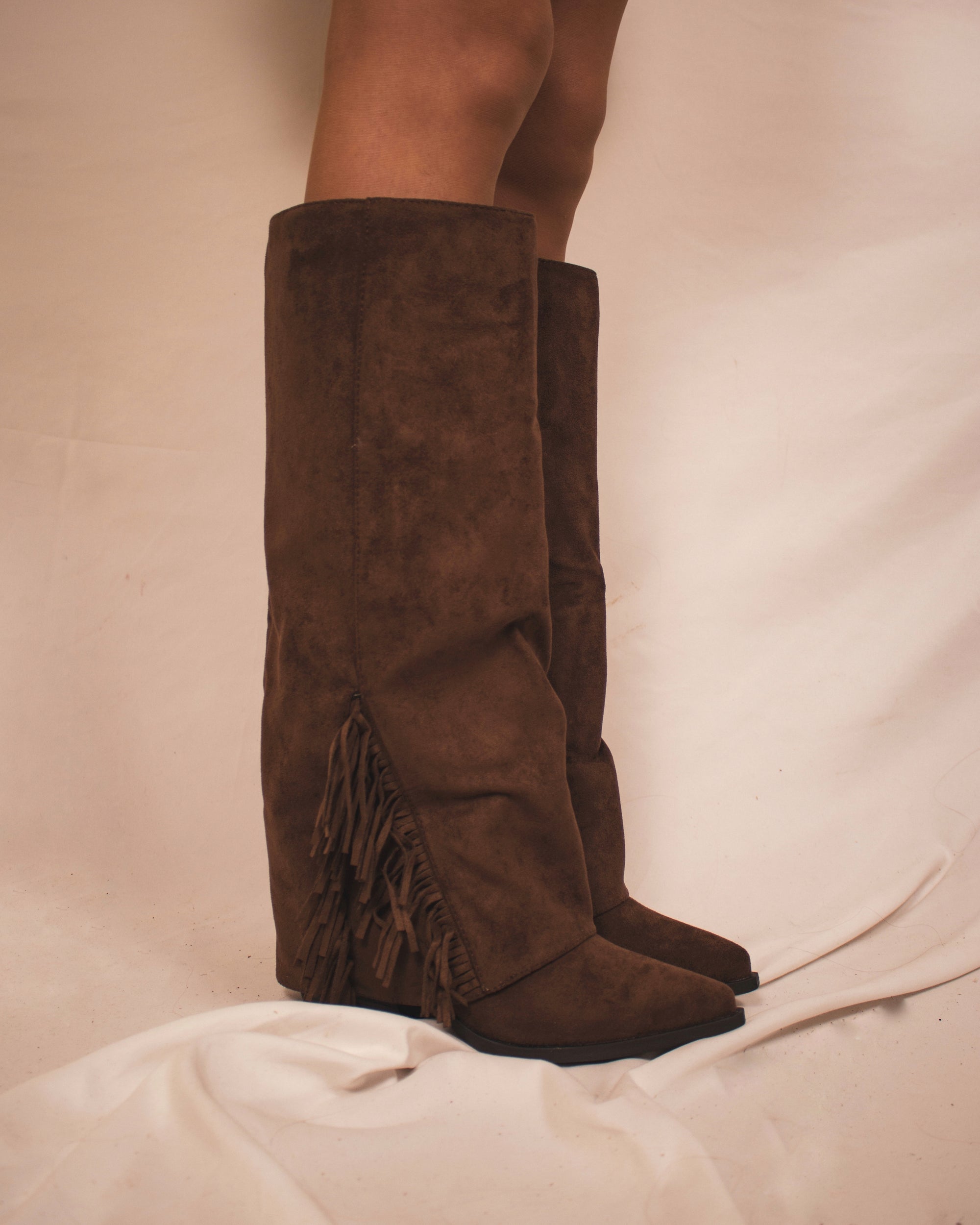 Botas em Camurça Castanha com Franjas – Estilo Western Chic