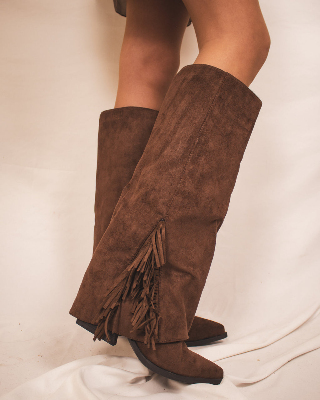 Botas em Camurça Castanha com Franjas – Estilo Western Chic