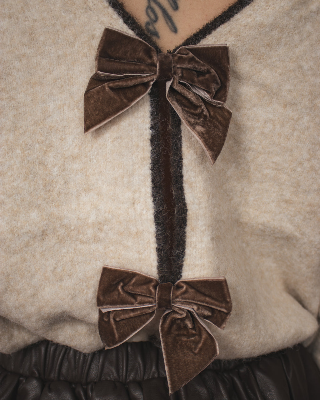 Camisola de Malha com Detalhe de Laços nas Costas