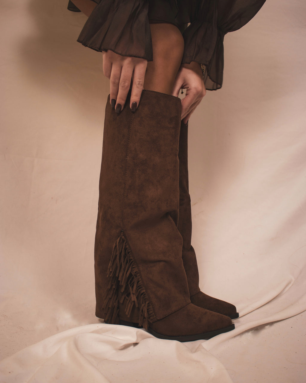 Botas em Camurça Castanha com Franjas – Estilo Western Chic