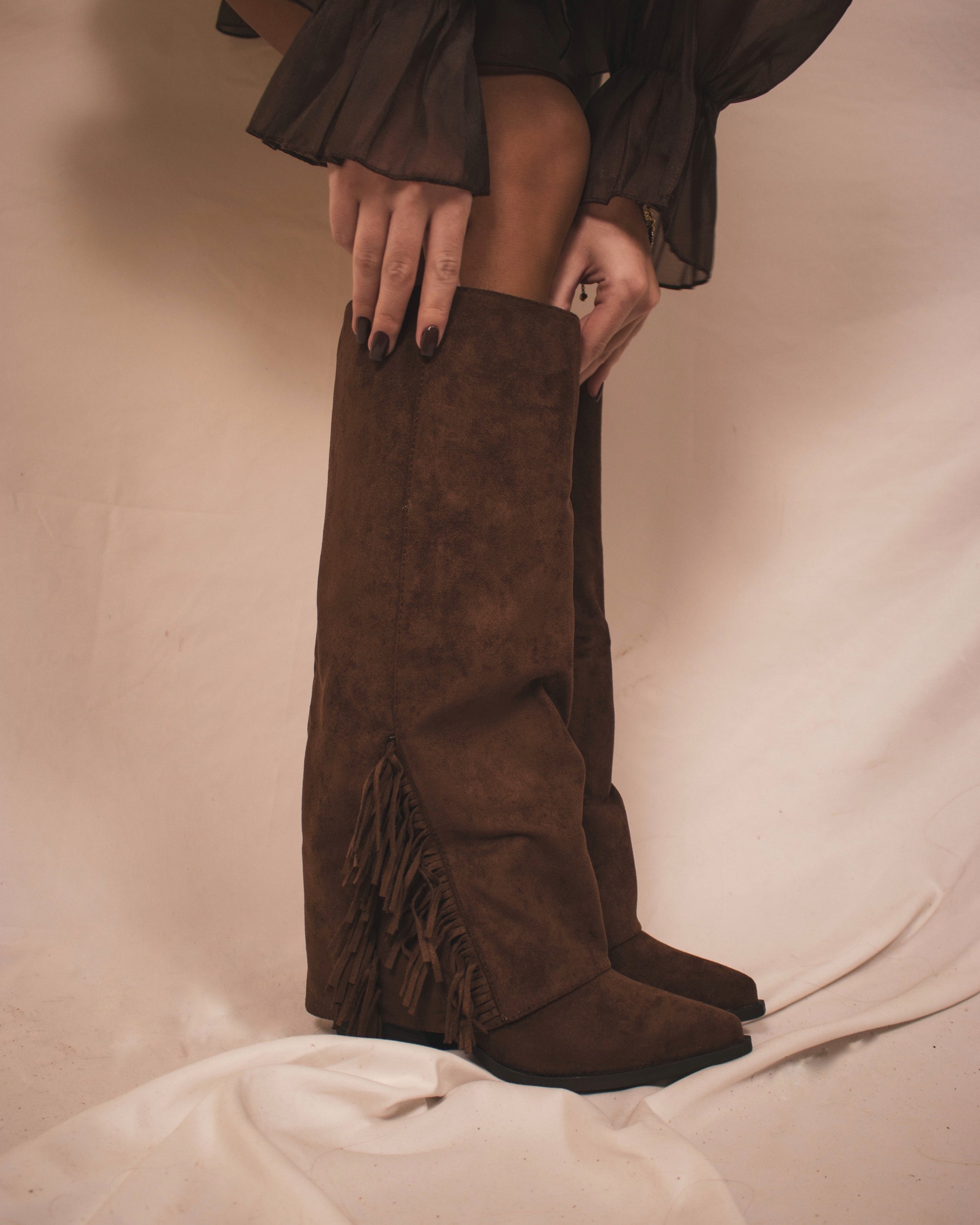 Botas em Camurça Castanha com Franjas – Estilo Western Chic
