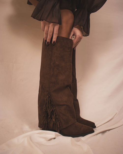 Botas em Camurça Castanha com Franjas – Estilo Western Chic